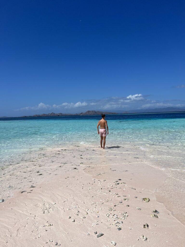Witte zandbank in turquoise water in Komodo National Park