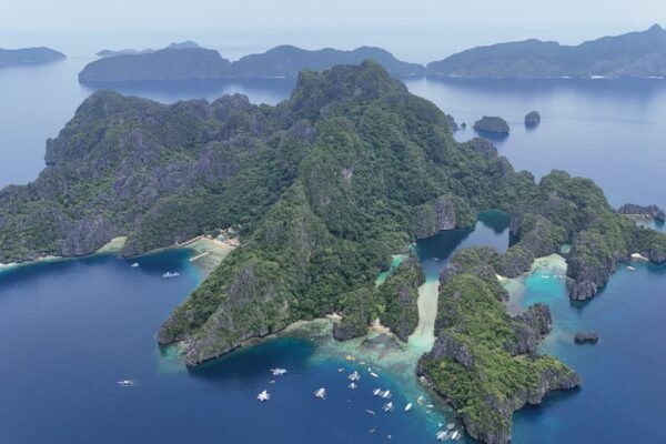 Luchtfoto van de kalkstenen eilanden en lagunes van El Nido in de Filipijnen