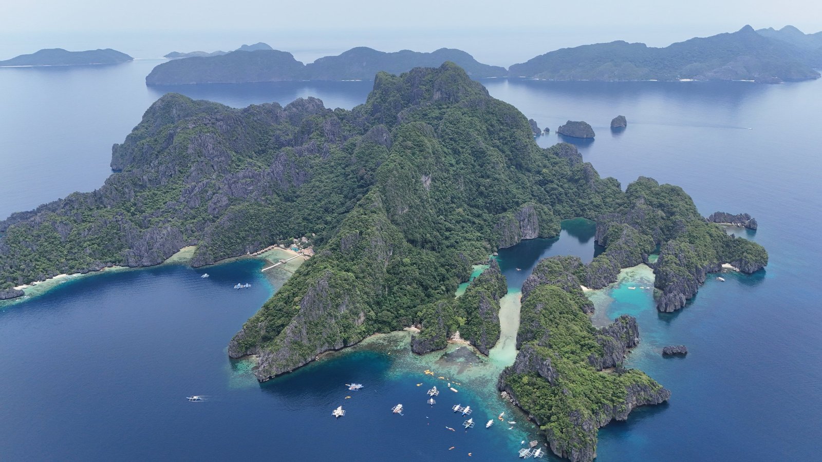 Luchtfoto van de kalkstenen eilanden en lagunes van El Nido in de Filipijnen