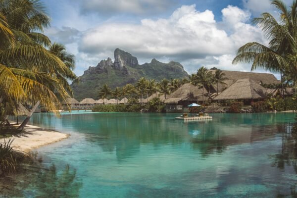Lagune met boot en palmbomen bij Bora Bora in Frans-Polynesië