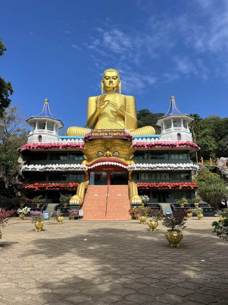 De Gouden Tempel met de grote zittende Boeddha in Dambulla