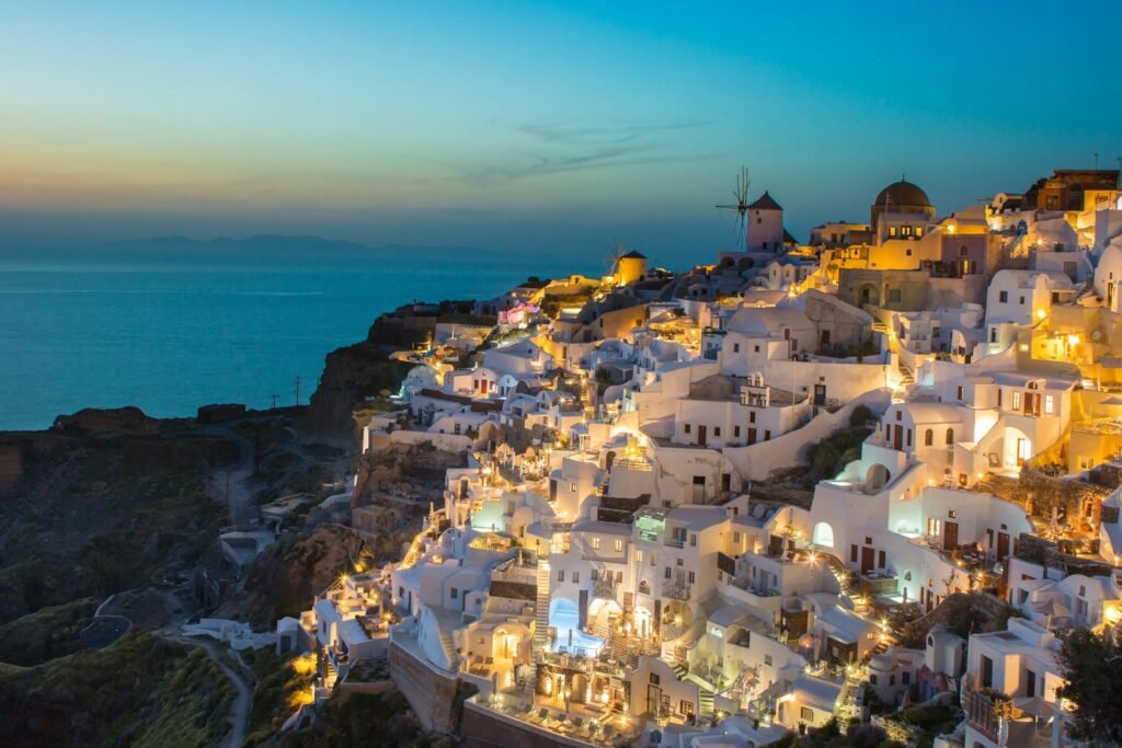 Witte huizen aan de klifrand van Oia op Santorini in Griekenland