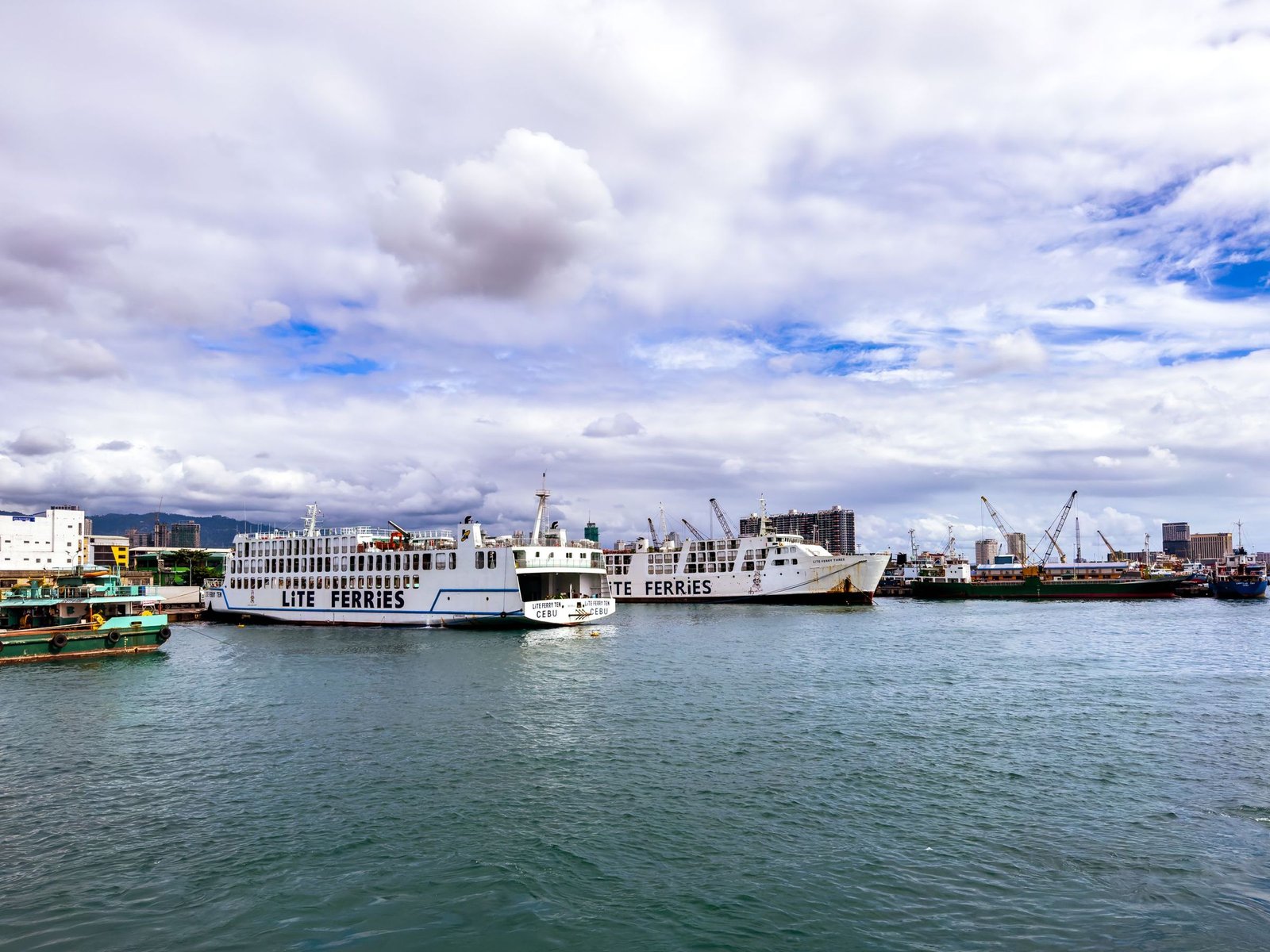 Veerboten in de haven van Cebu City