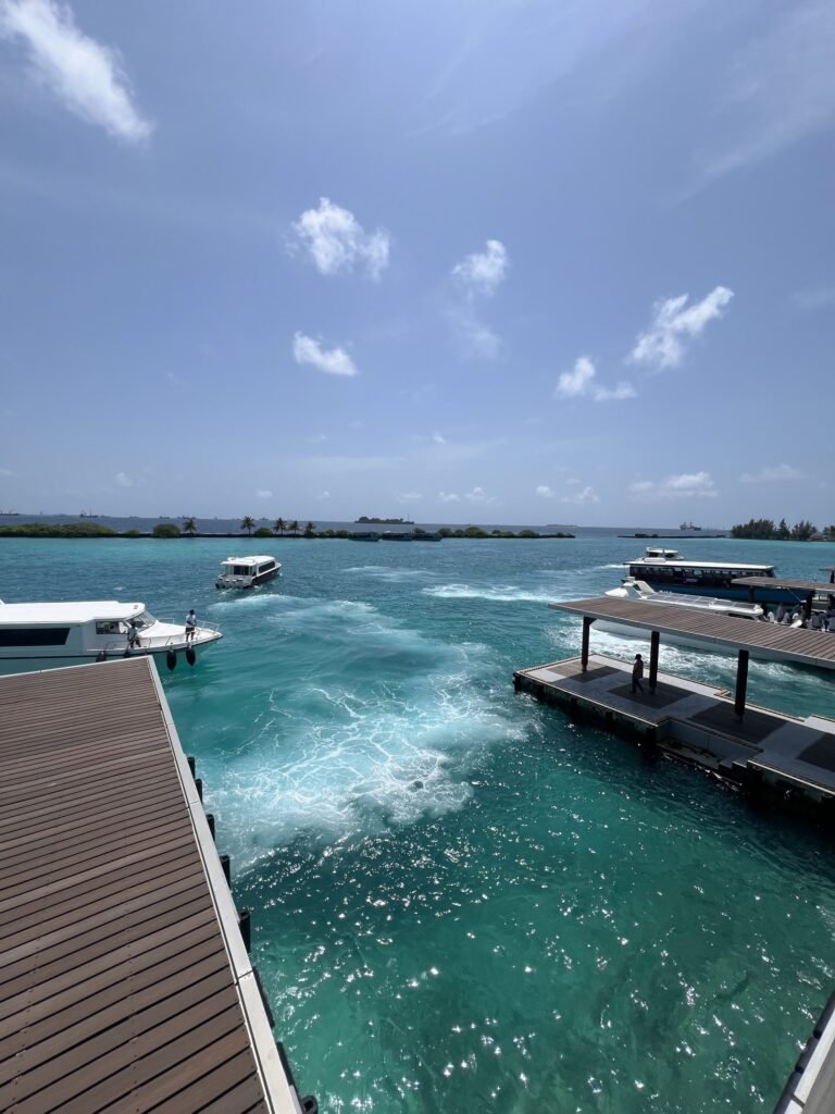 Steigers en speedboten in helder turquoise water bij Malé