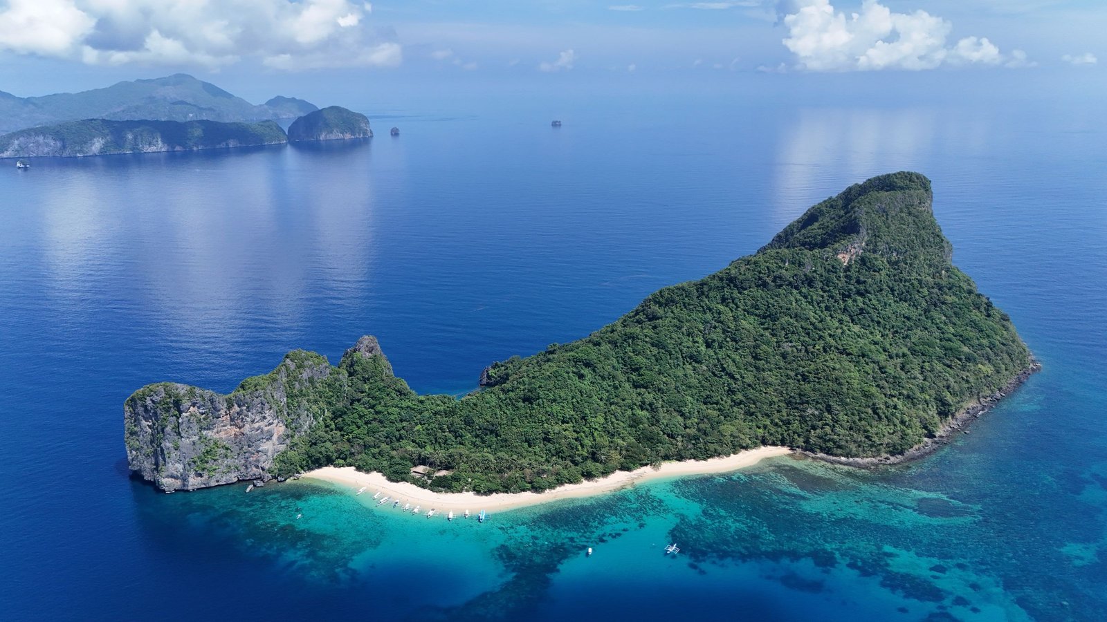 Luchtfoto van Helicopter Island in de Bacuit-baai op Palawan