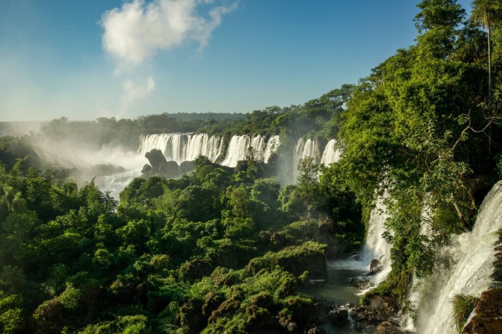 De Iguazu-watervallen met opstijgende nevel boven het groene regenwoud in Zuid-Amerika