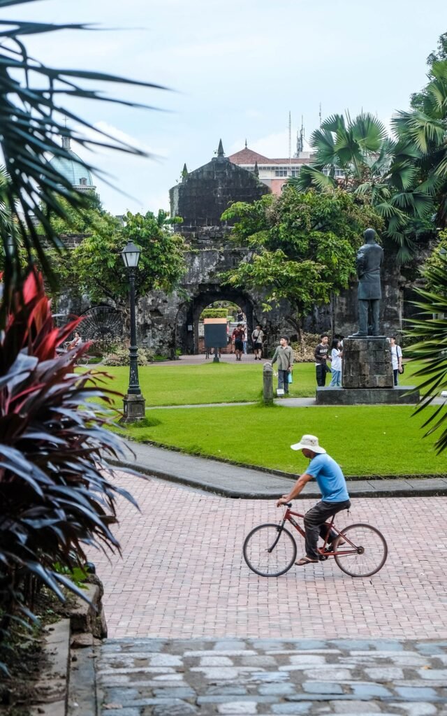 Groene tuin en oude stadspoort in Intramuros, de ommuurde oude stad van Manila