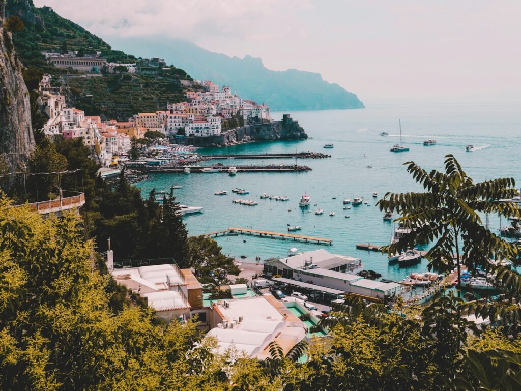 Dorpshuizen tegen de rotsen van de Amalfikust in Italië