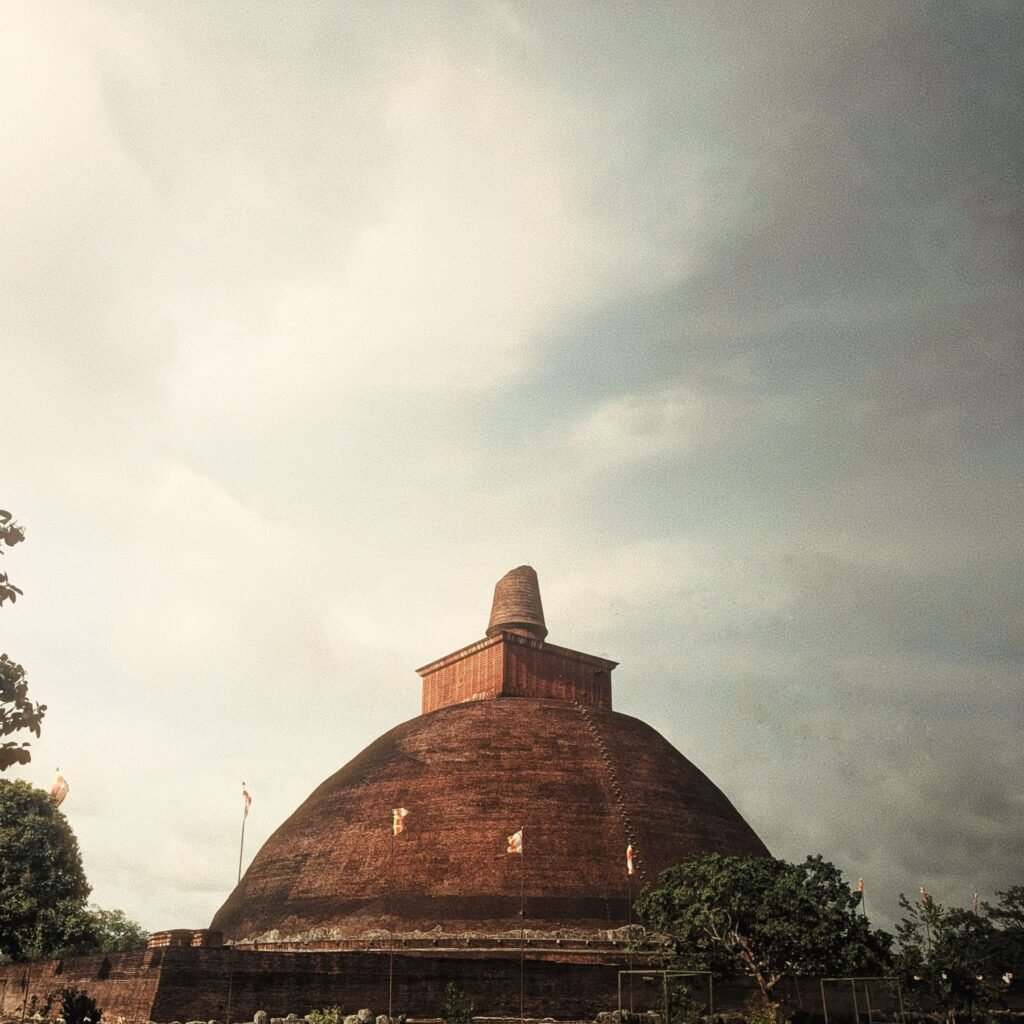 De bakstenen Jetavanaramaya-stupa in Anuradhapura