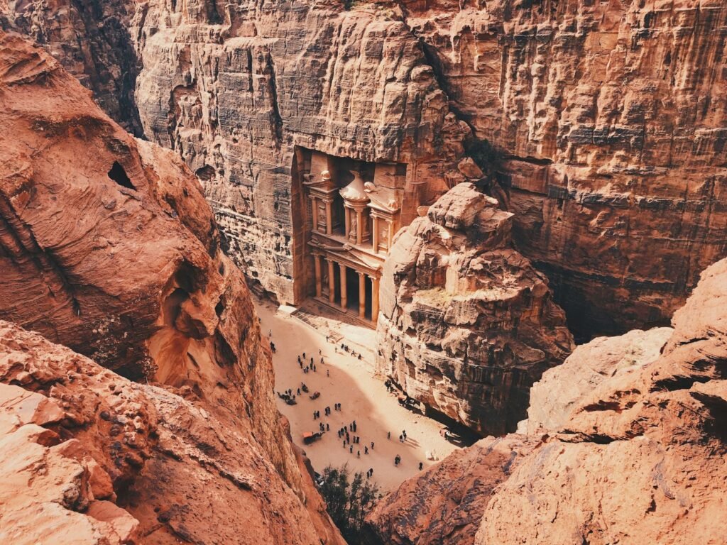 De Schatkamer uitgehouwen in de zandsteenrotsen van Petra in Jordanië