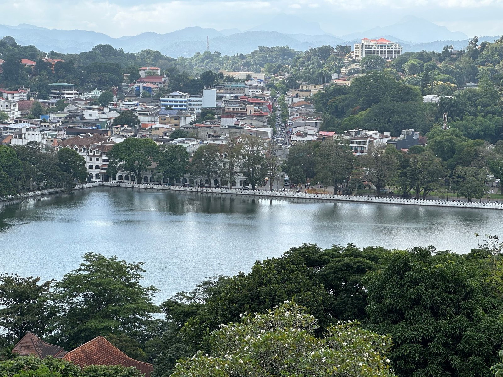 Uitzicht over het meer en de stad Kandy tussen de heuvels