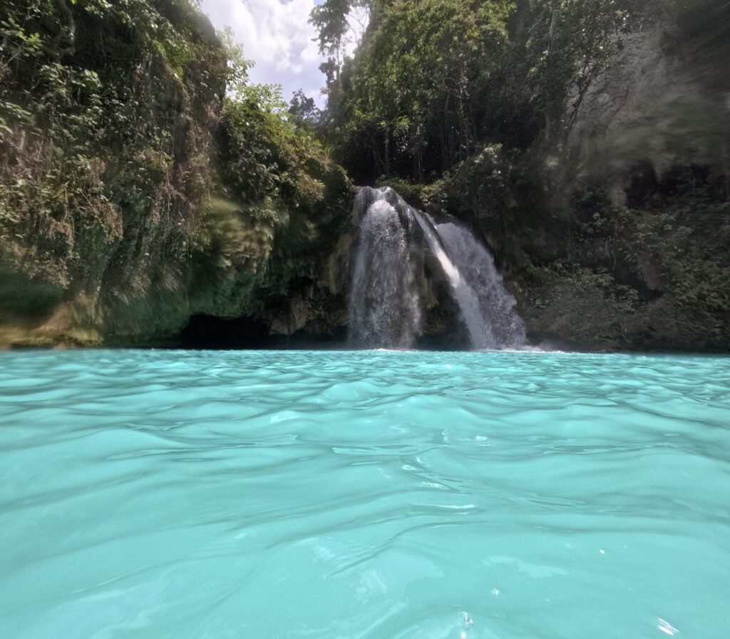 Turquoise poel onder de Kawasan Falls tijdens canyoneering op Cebu
