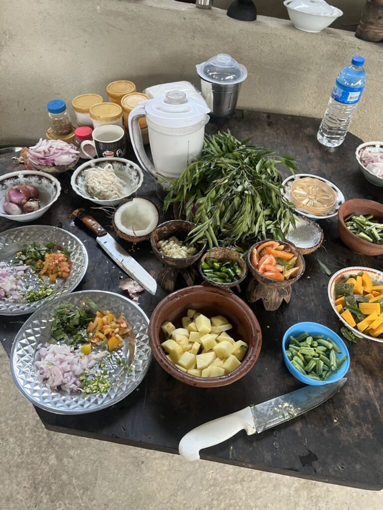 Ingrediënten voor rice and curry klaar op tafel tijdens een kookles in Ella