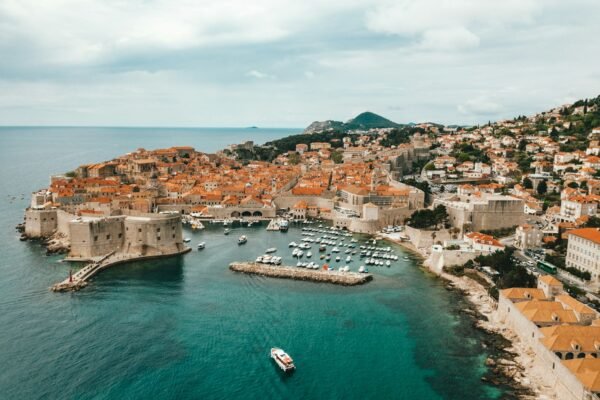Luchtfoto van de ommuurde oude stad Dubrovnik aan de Adriatische Zee