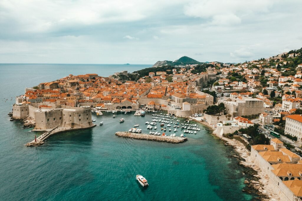 Luchtfoto van de ommuurde oude stad Dubrovnik aan de Adriatische Zee