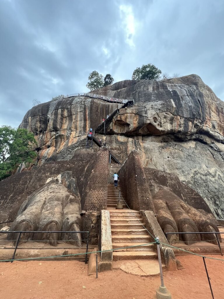 De Leeuwenpoort met de stenen klauwen halverwege de klim naar Sigiriya