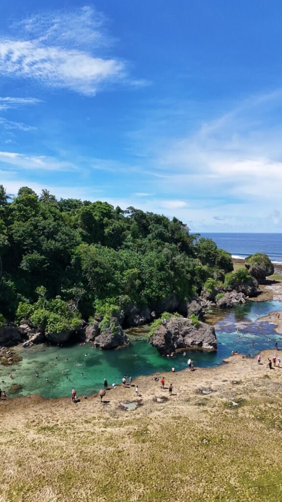 Rotsen en natuurlijke zwembaden bij Magpupungko op Siargao
