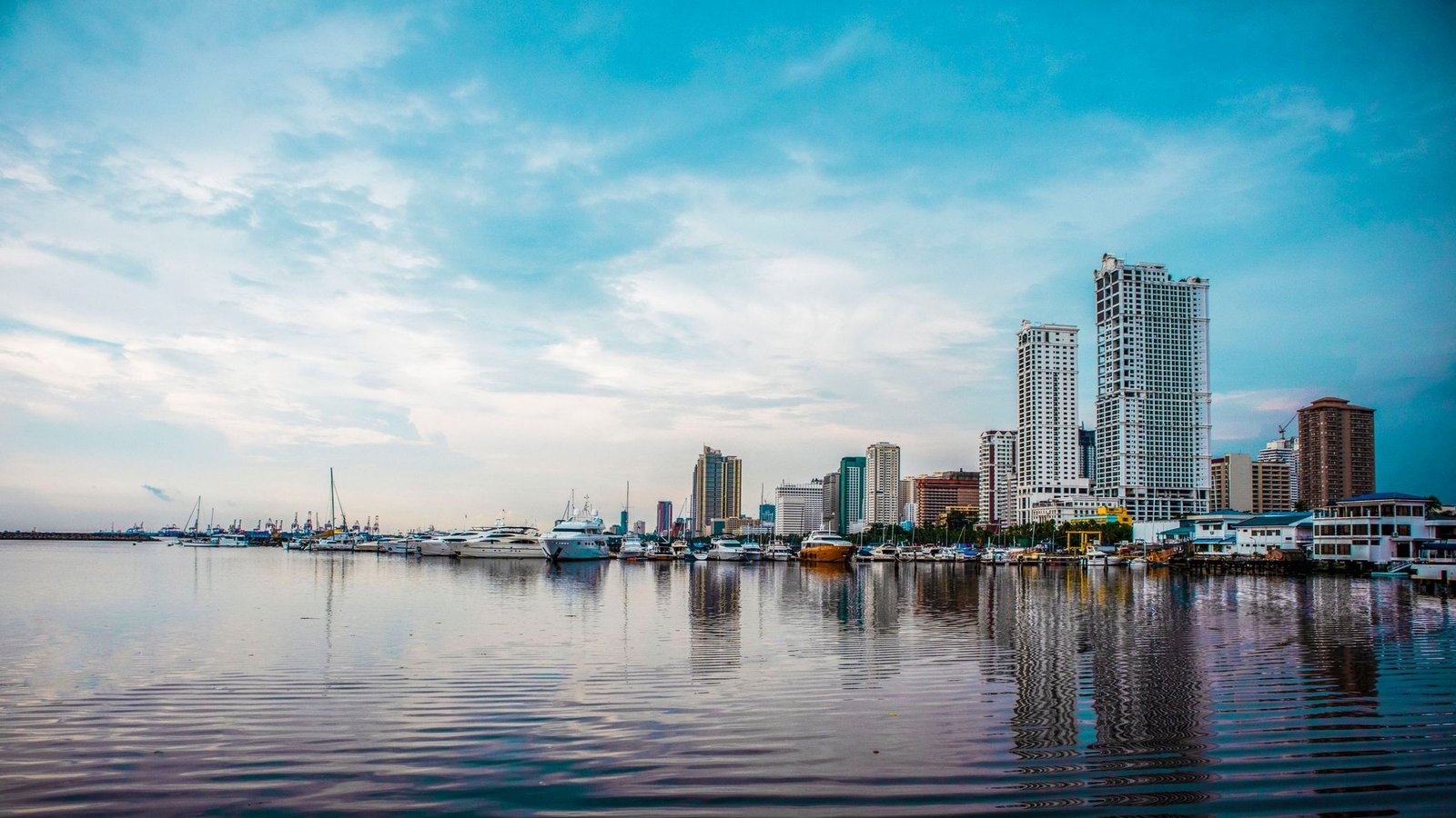 Jachthaven en skyline aan Manila Bay