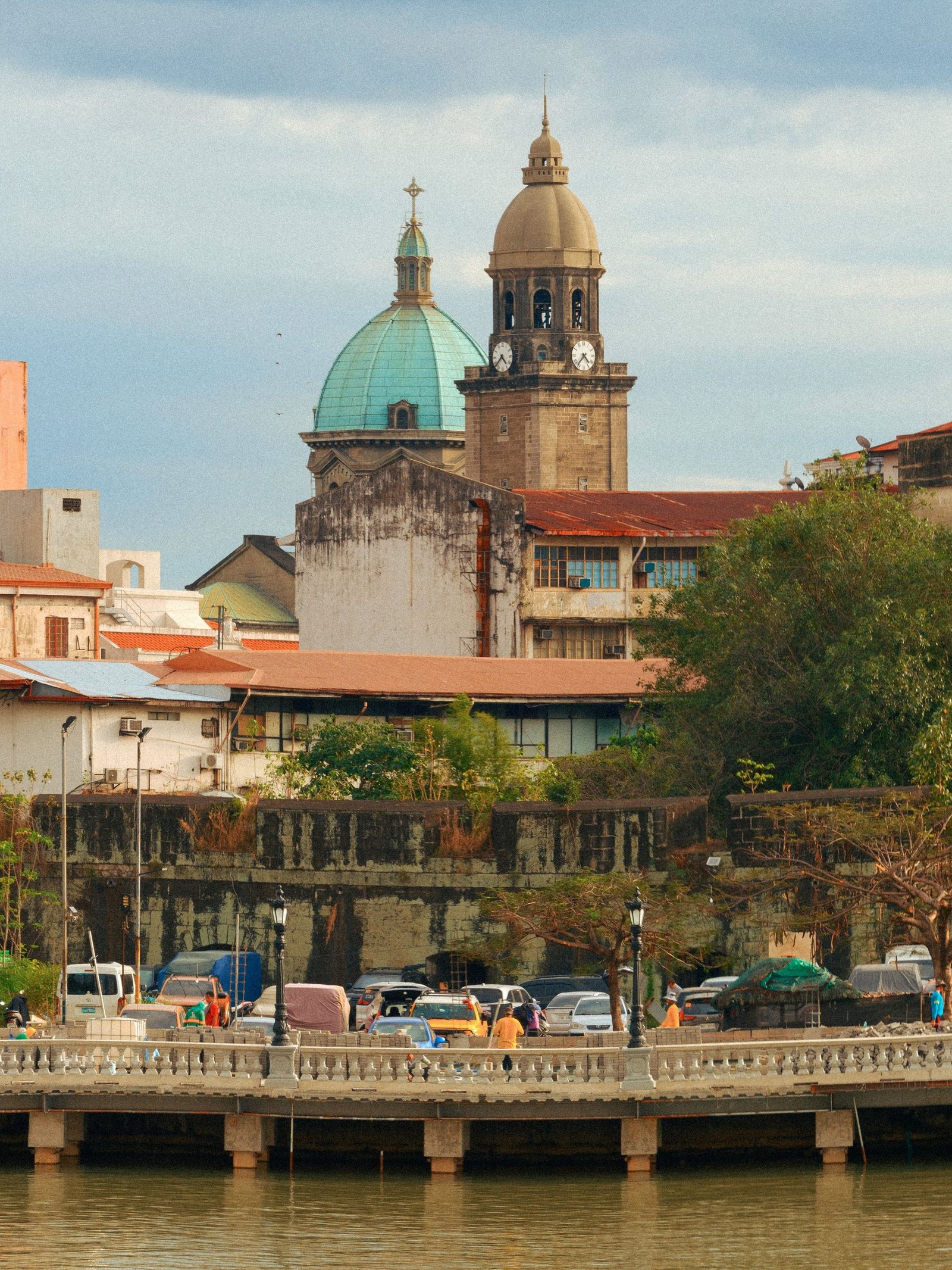 De Manila Cathedral boven de oude stad Intramuros aan de Pasig-rivier in Manila