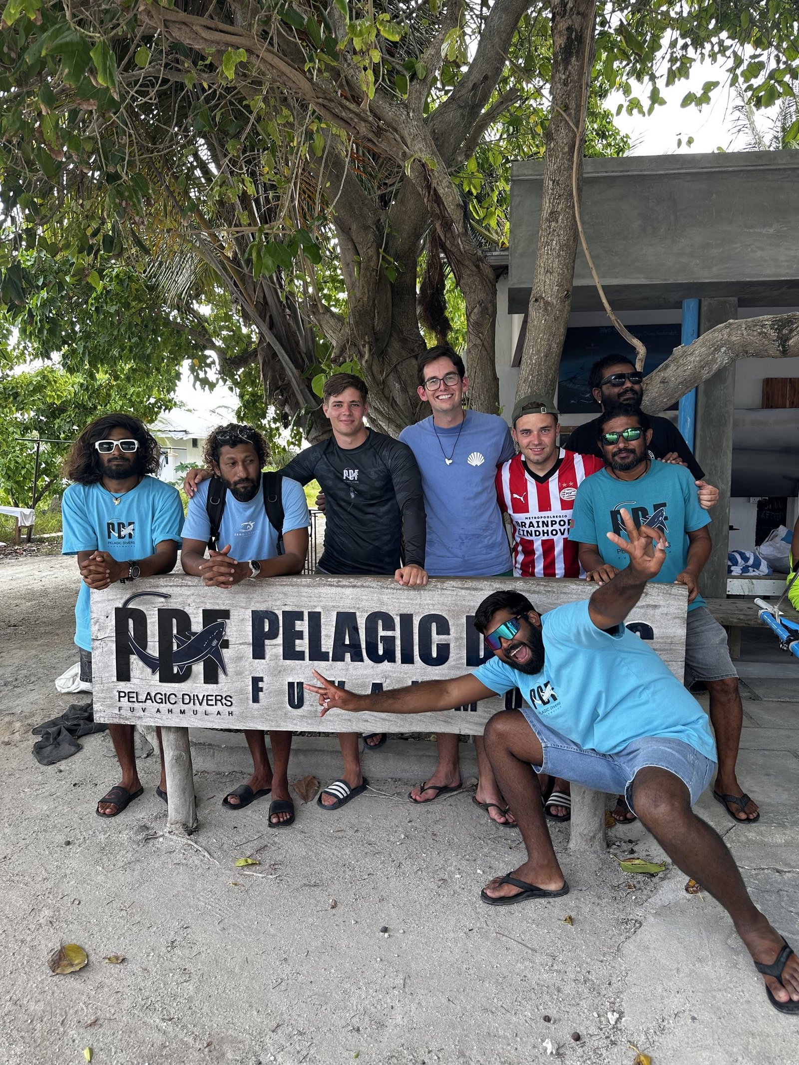 Mitchel met een groep duikers en instructeurs bij de duikschool op Fuvahmulah in de Malediven