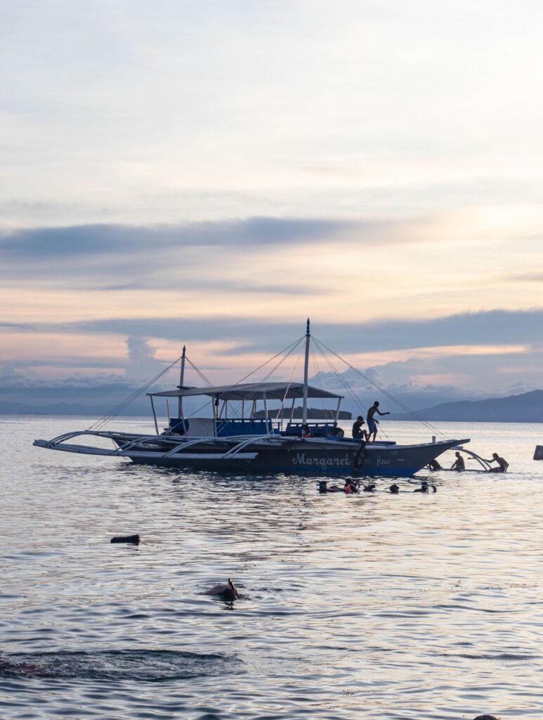 Bangka en snorkelaars in het water bij Moalboal