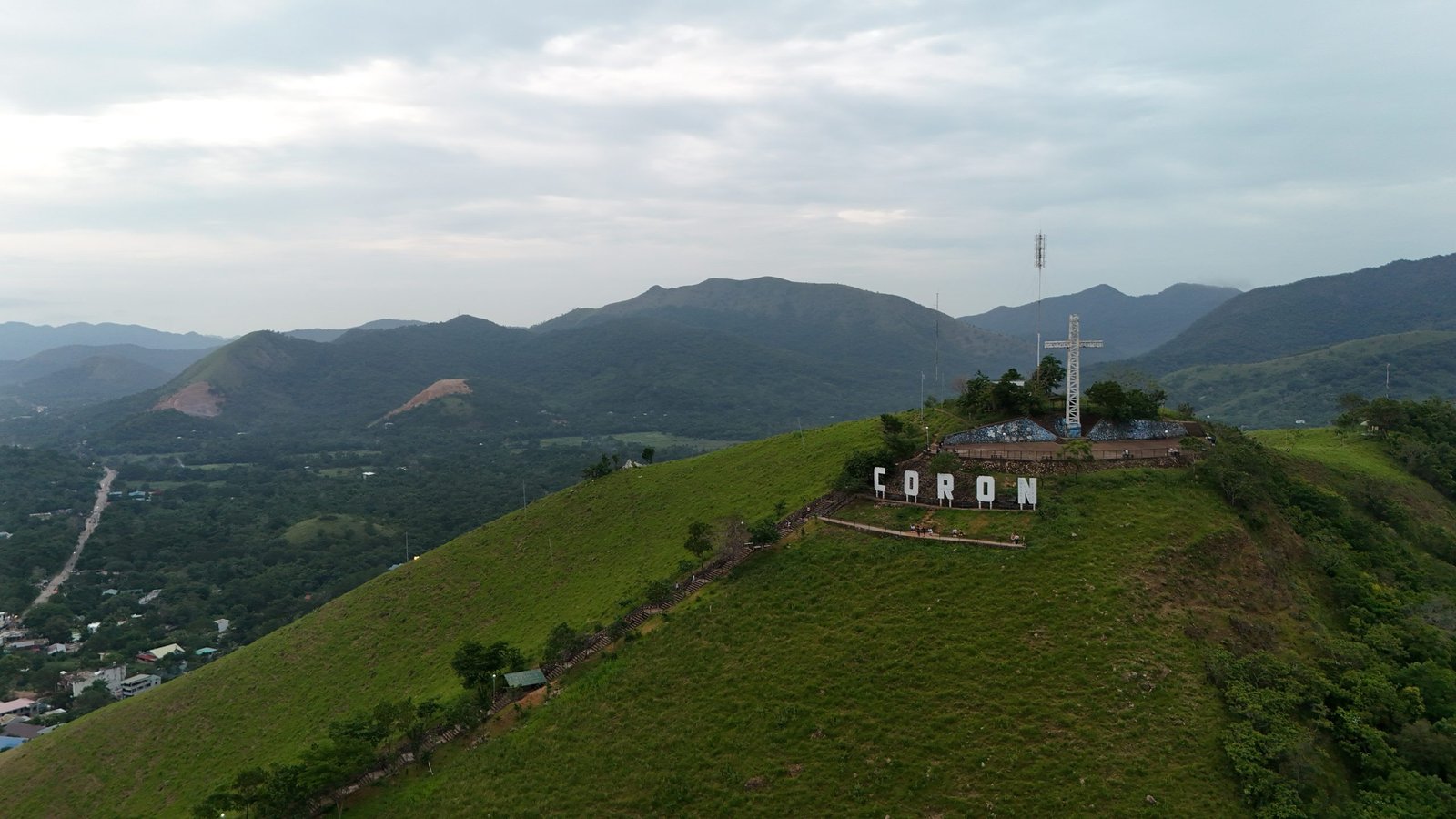 Luchtfoto van Mount Tapyas met de letters Coron en uitzicht over het binnenland van Busuanga