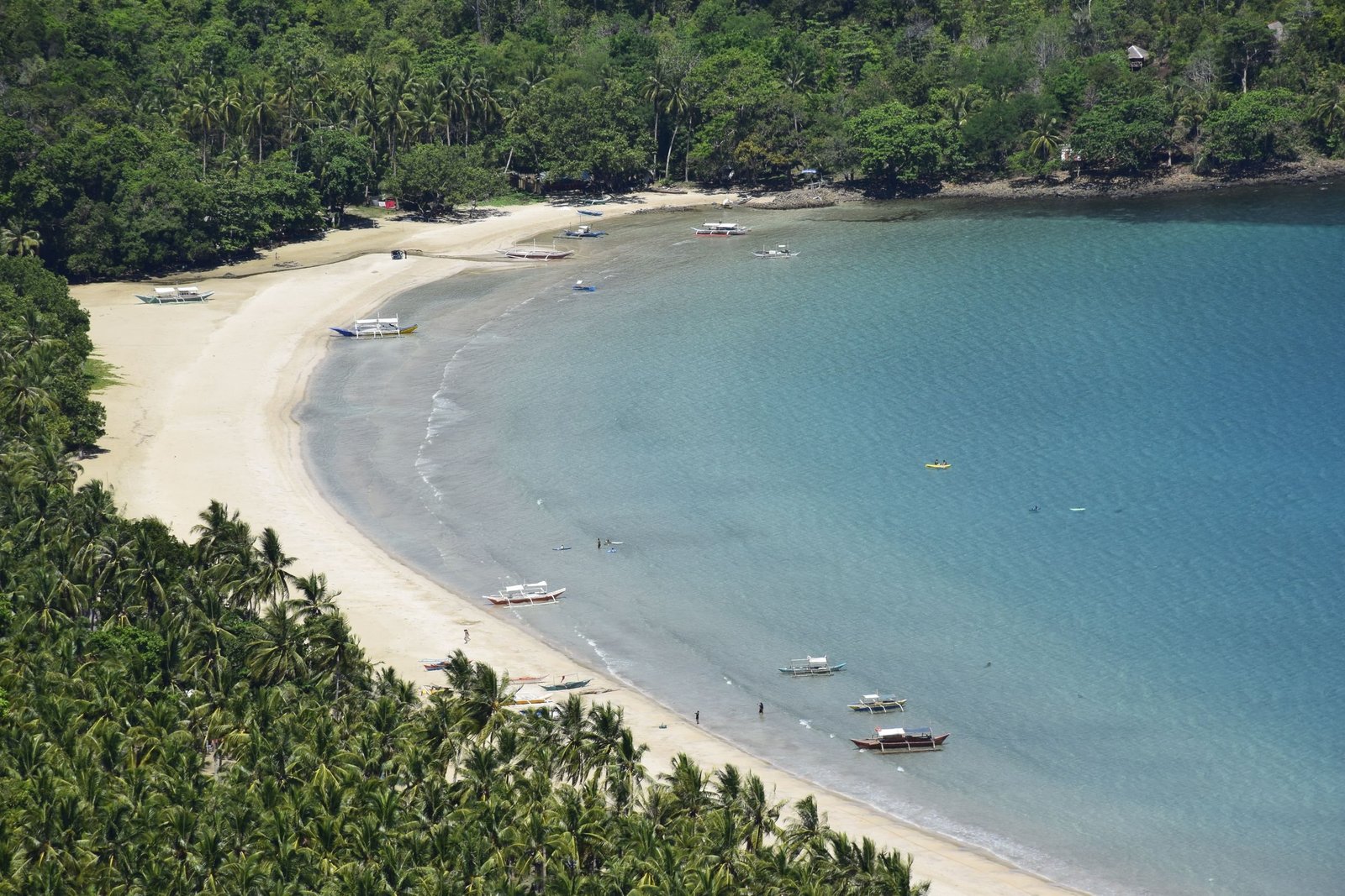 Luchtfoto van Nagtabon Beach bij Puerto Princesa op Palawan
