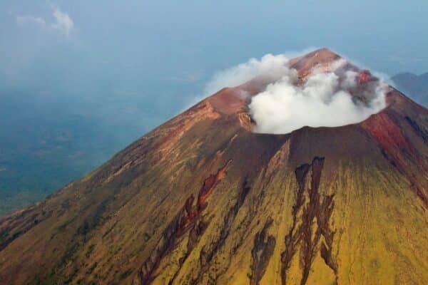 Vulkaanhelling onder een blauwe hemel in Nicaragua