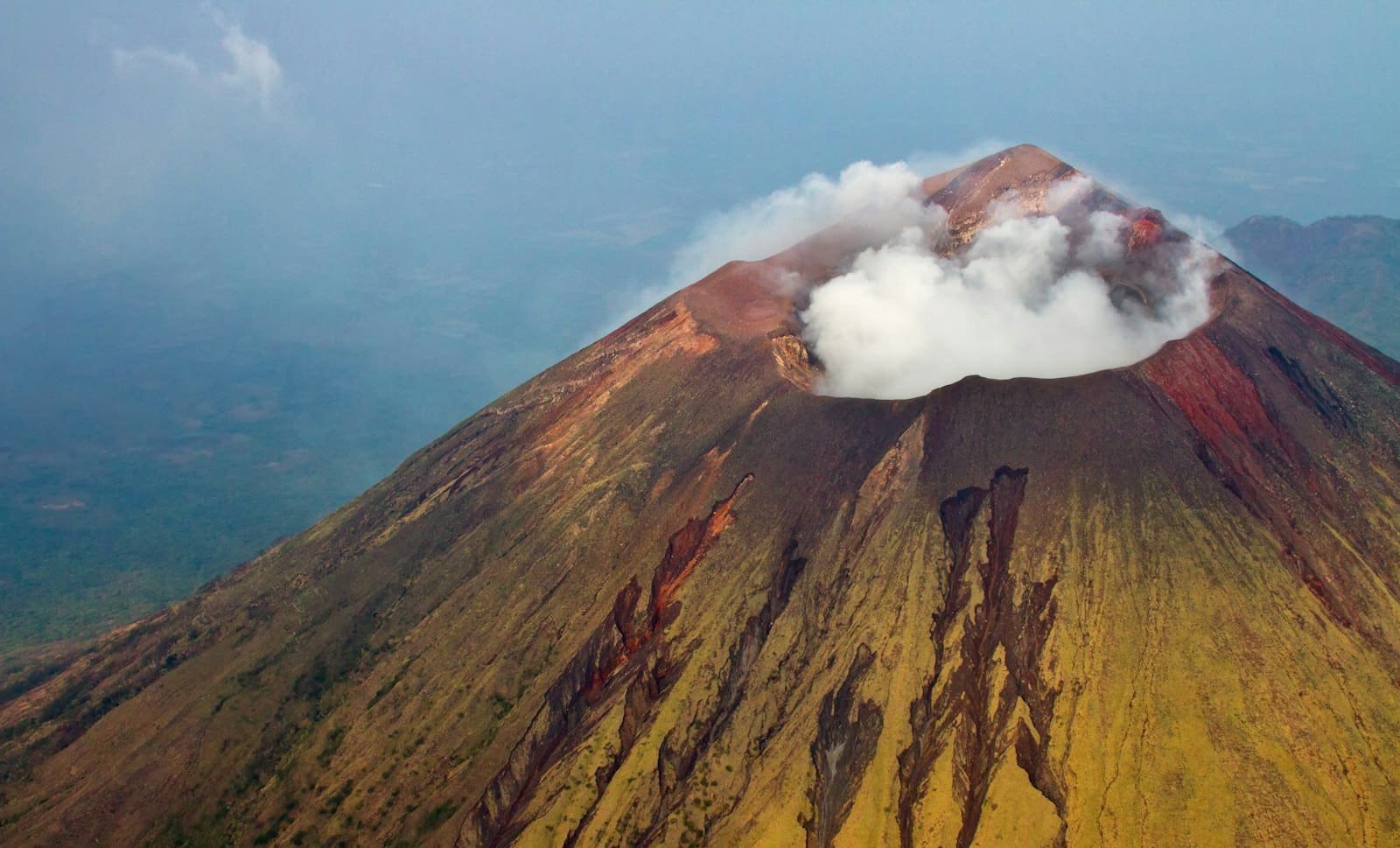 Vulkaanhelling onder een blauwe hemel in Nicaragua