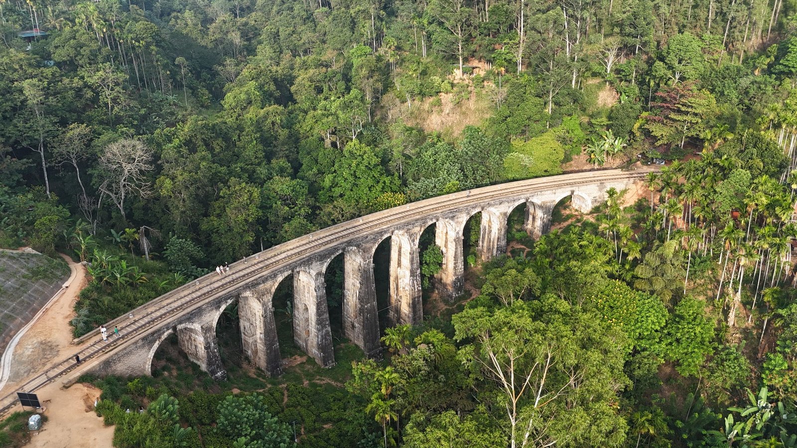 Luchtfoto van de Nine Arch Bridge in de jungle bij Ella