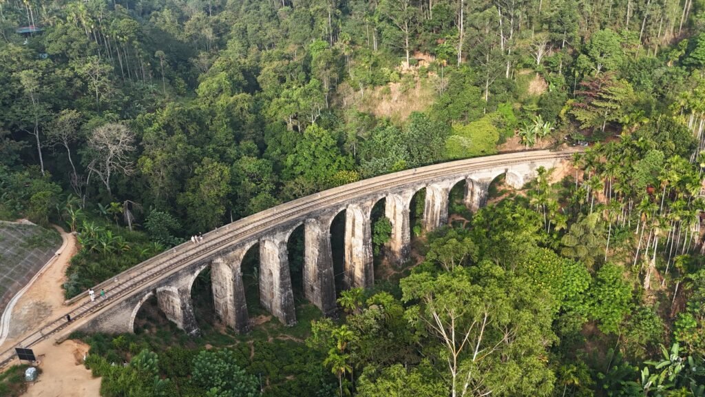 Luchtfoto van de Nine Arch Bridge die door het groene heuvelland bij Ella in Sri Lanka loopt