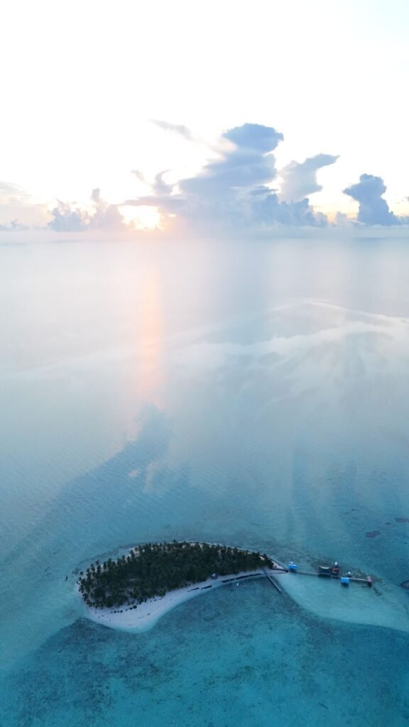 Luchtfoto van een klein eiland bij zonsopkomst in het zuiden van Palawan