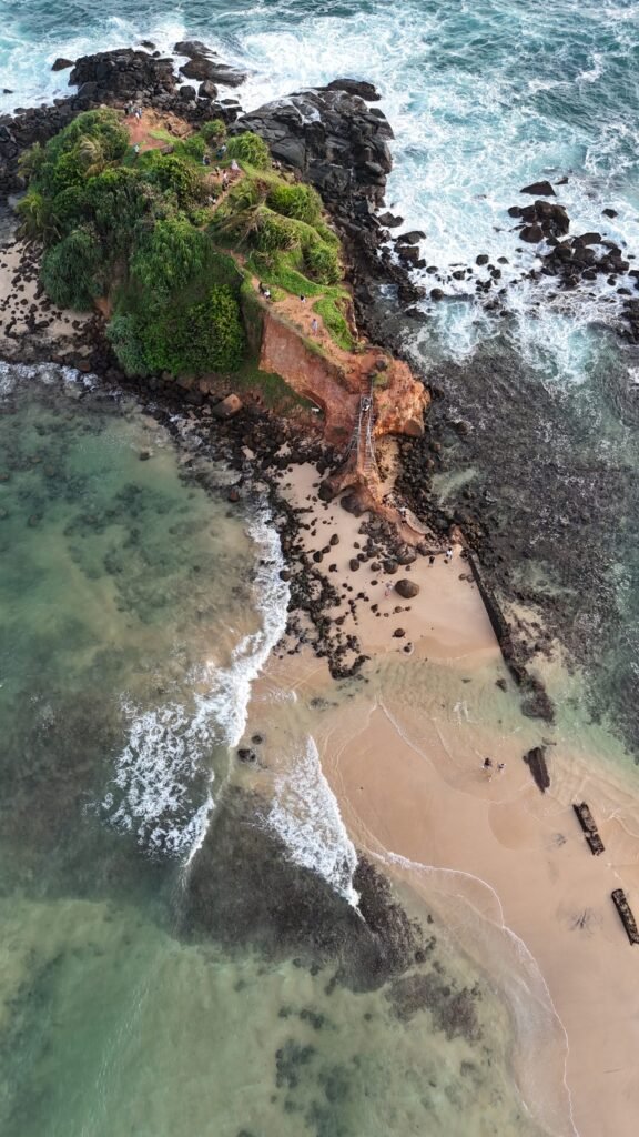 Luchtfoto van Parrot Rock in de baai van Mirissa