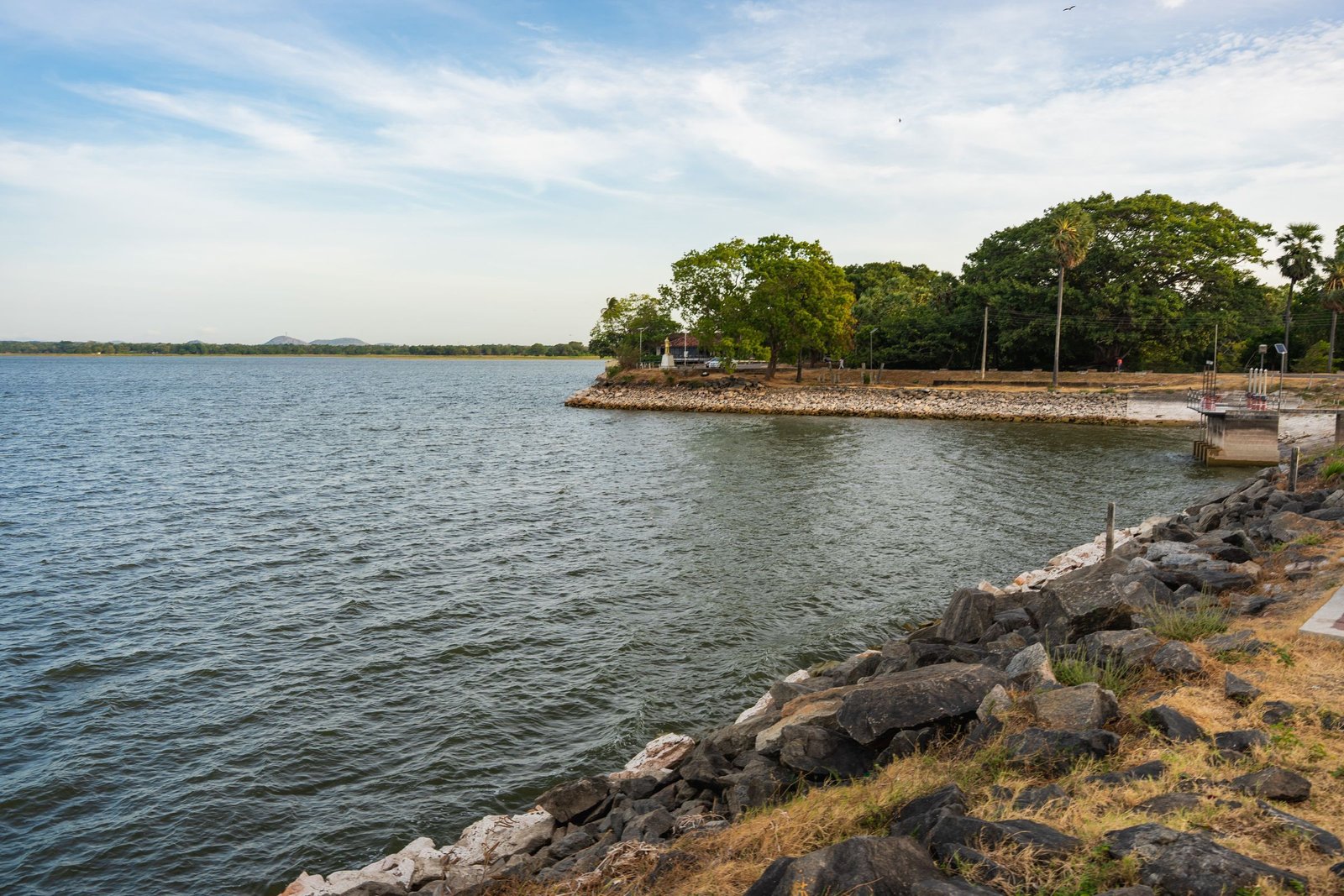 Het meer bij Polonnaruwa met rotsige oever
