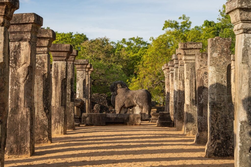 Stenen zuilen van een oude tempel in de ruïnestad Polonnaruwa