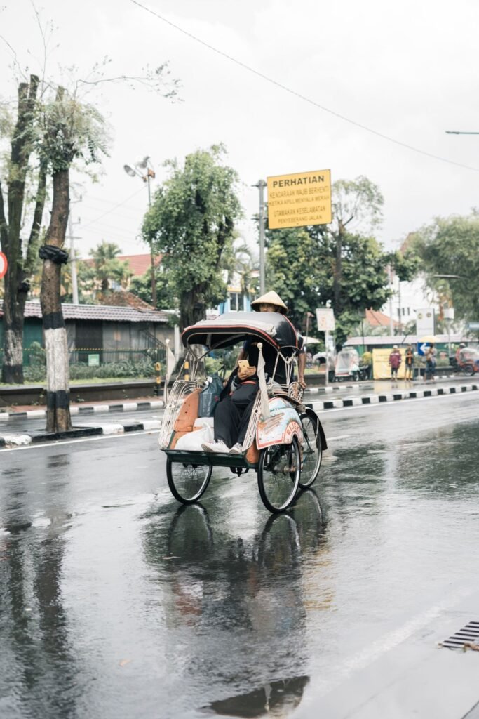 Becak-fietstaxi in een straat van Yogyakarta