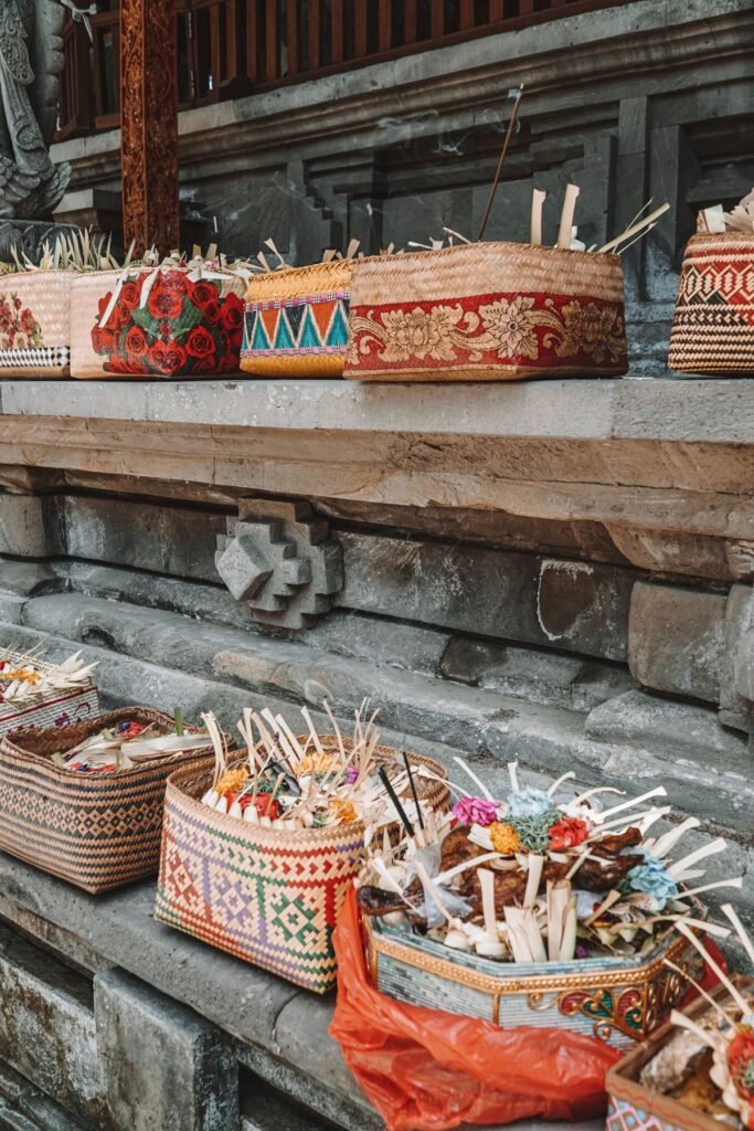 Souvenirs en manden op de kunstmarkt van Ubud