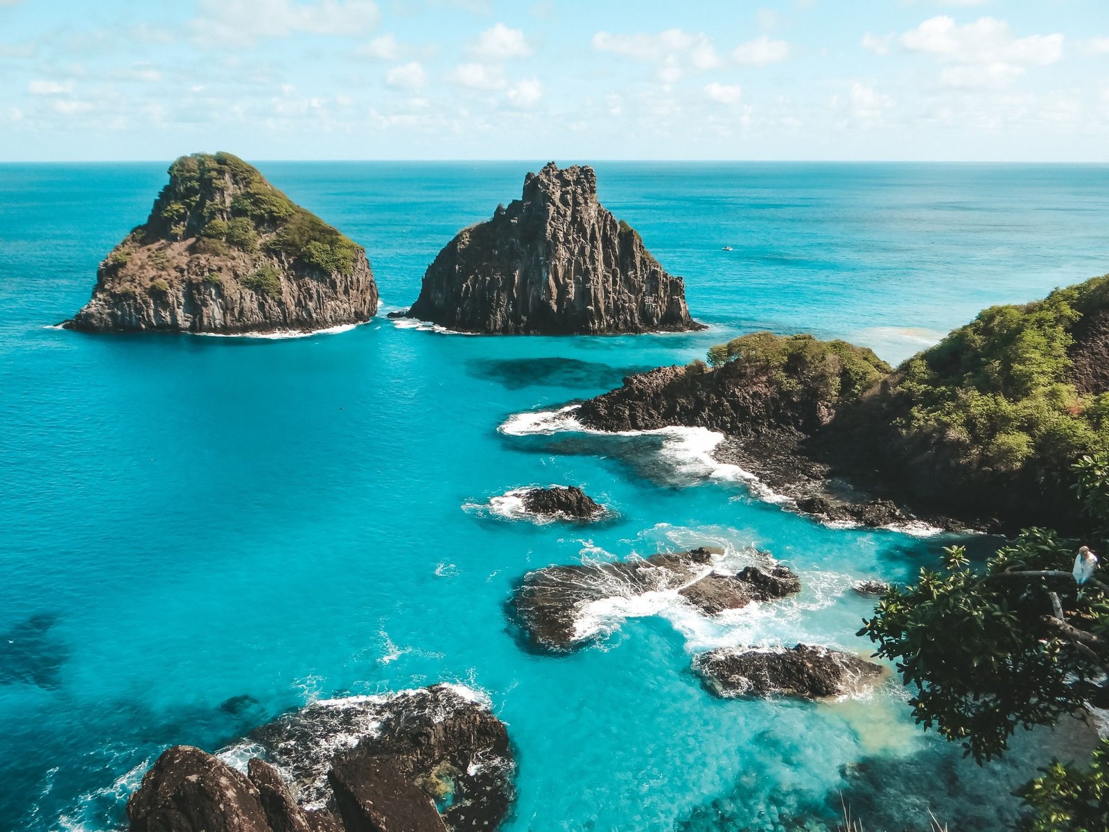 De rotsen Dois Irmãos boven de Baía dos Porcos op Fernando de Noronha