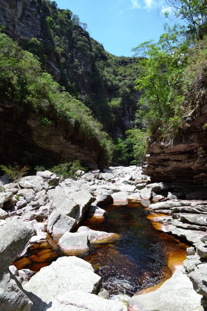Natuurlijke poel met donker rivierwater tussen de rotsen in de Chapada Diamantina