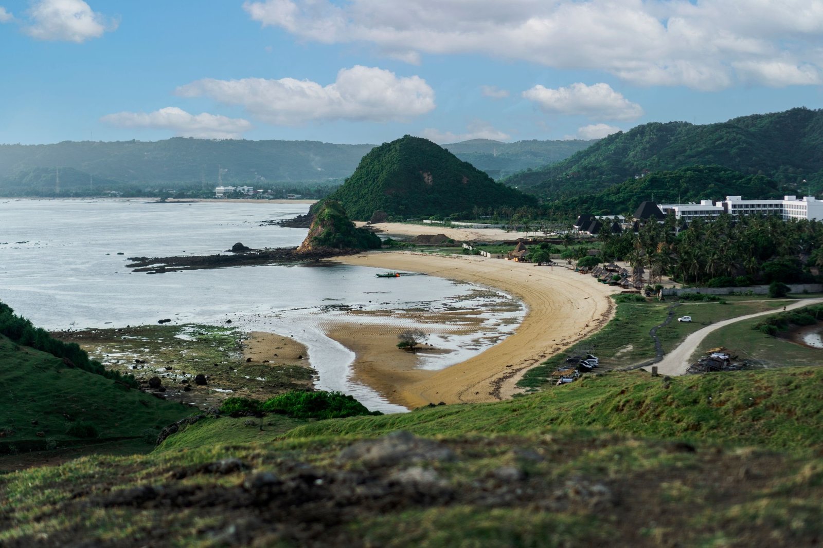 Uitzicht over de baai van Tanjung Aan op Lombok