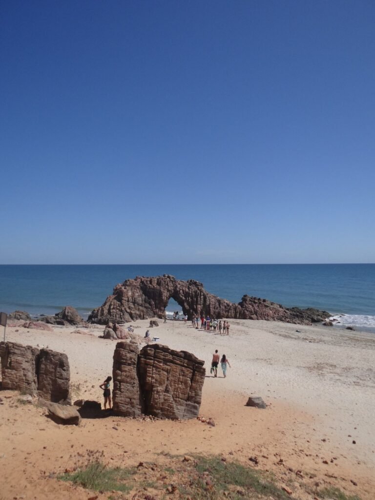 De rotsboog Pedra Furada op het strand bij Jericoacoara