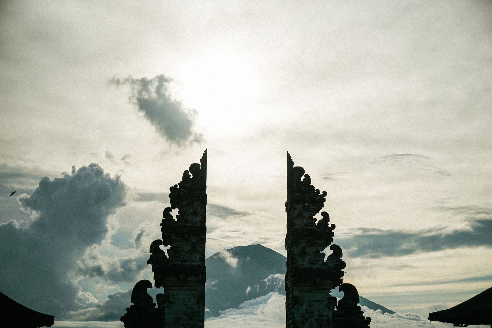 Silhouet van de gespleten tempelpoort van Pura Lempuyang op Bali
