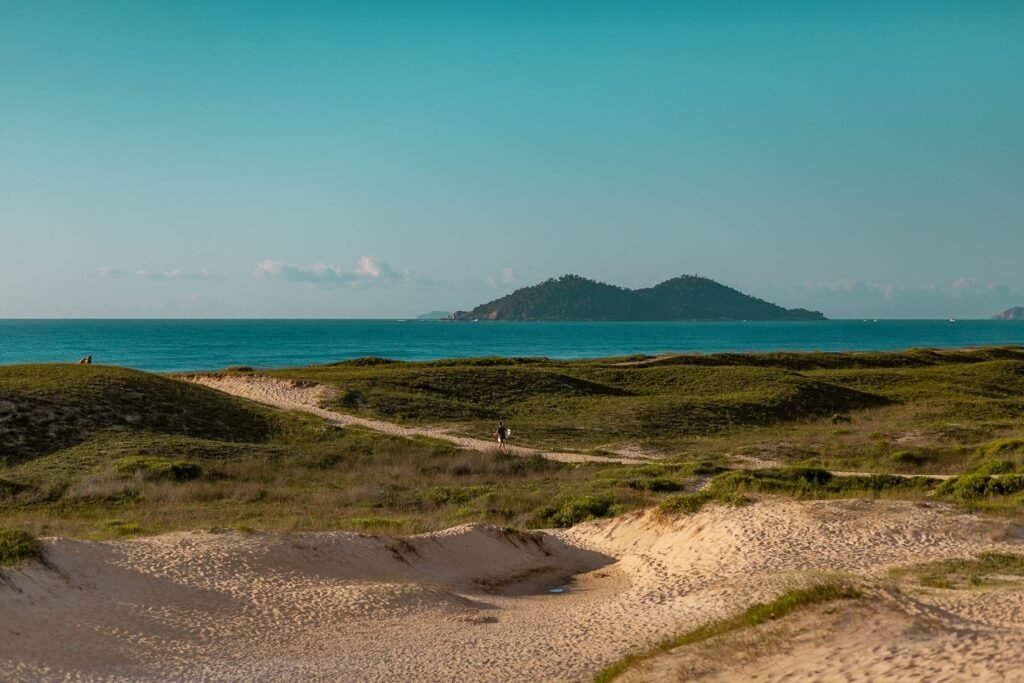 Duinen en strand aan de kust van Florianópolis