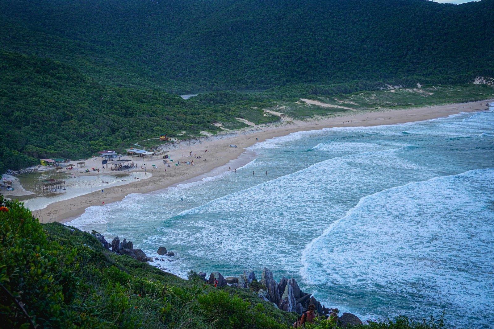 Baai met wit strand en beboste heuvels in Florianópolis