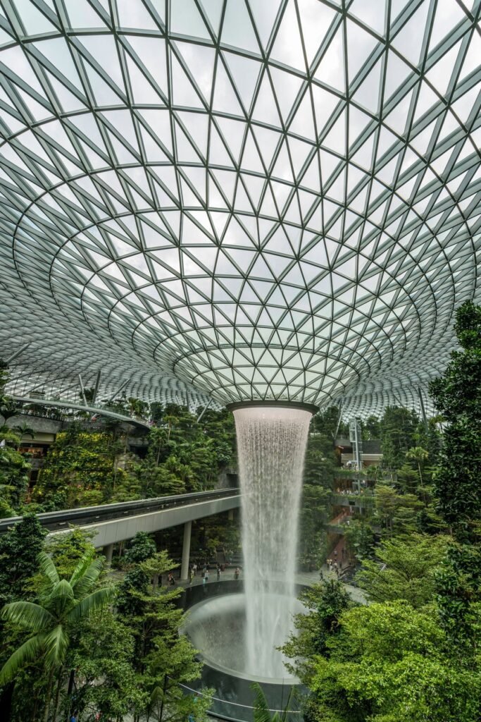 De binnenwaterval van Jewel op de luchthaven Changi in Singapore