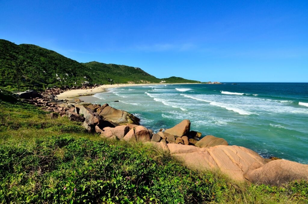 Granietrotsen en golven op een strand bij Florianópolis