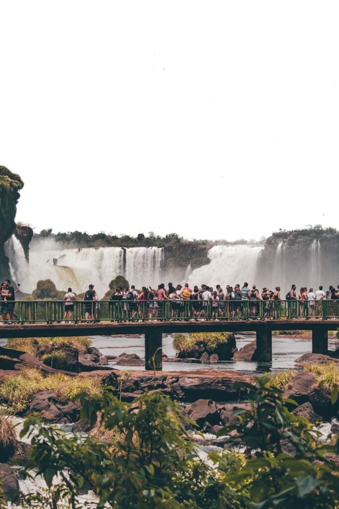 Loopbrug met bezoekers bij de Iguazu-watervallen aan de Braziliaanse kant