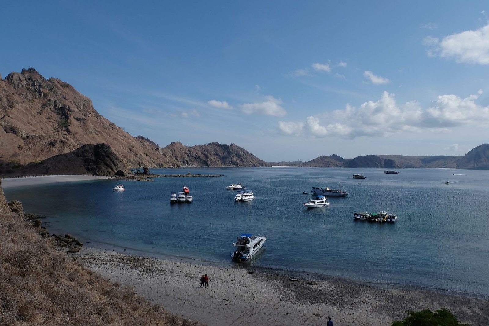 Baai met boten bij Labuan Bajo op Flores