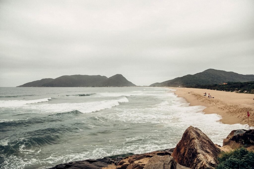 Strand met golven en heuvels aan de kust van Florianópolis
