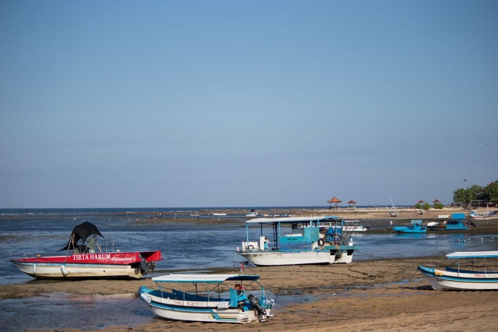 Vissersboten op het strand van Sanur
